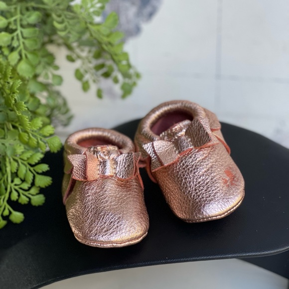 FRESHLY PICKED baby moccasins rose gold metallic Size 2 - Picture 3 of 6